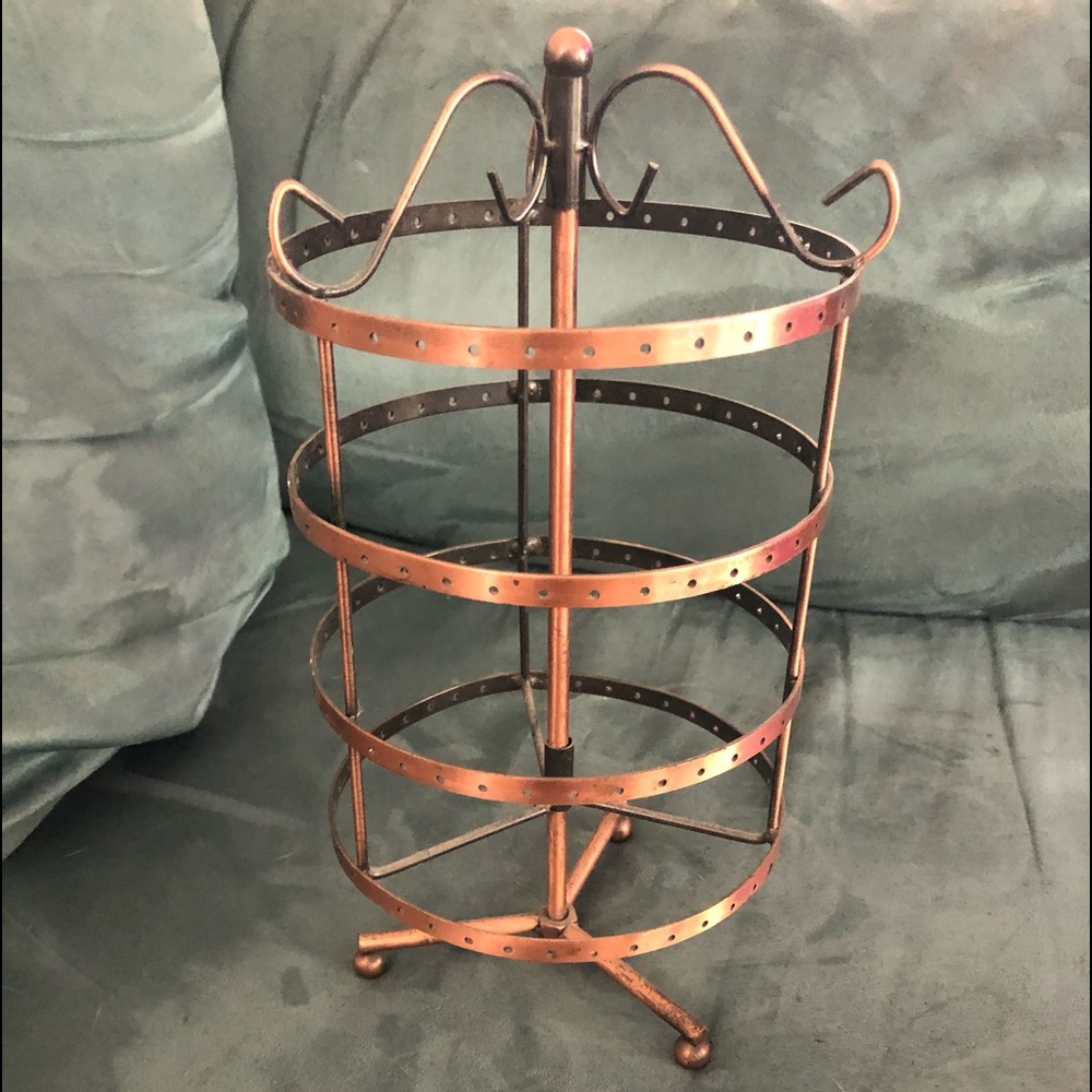 Spinning jewelry holder